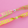 Aan de slag met lint met tekst voor trendy armbanden