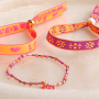 Aan de slag met lint met tekst voor trendy armbanden
