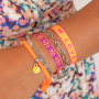 Aan de slag met lint met tekst voor trendy armbanden