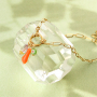 Sieraden inspiratie met kleurrijke Resin Mano fico hangers