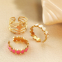 Gevulde sieraden displays met diverse ringen