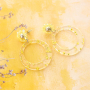 Cre&euml;er statement oorbellen met resin hangers