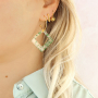 Cre&euml;er statement oorbellen met resin hangers