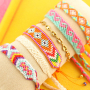 Zo presenteer je trendy armbanden en enkelbandjes