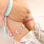 Zo presenteer je trendy armbanden en enkelbandjes