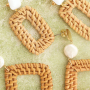 Zo ontwerp je oorbellen met rotan hangers