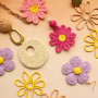 Ontwerp kettingen, oorbellen en ringen met raffia hangers en onderdelen