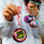 Cre&euml;er unieke armbandjes, sleutelhangers en cadeaus met tekstlint