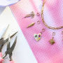 Maak een funky bedelketting met metalen bedels met enamel