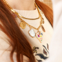 Maak een funky bedelketting met metalen bedels met enamel