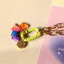 Maak trendy sieraden met gekleurde sleutelhanger onderdelen