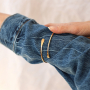 Summer festival vibes met metalen arm cuffs