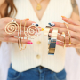 Summer festival vibes met metalen arm cuffs