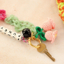 Trendy sleutelhangers maken met gehaakte en resin hangers