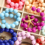 Maak een trendy sieradencollectie met ronde acryl kralen