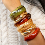 Combineer resin armbanden met metalen armbanden