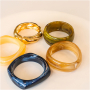 Combineer resin armbanden met metalen armbanden