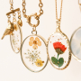 Klassieke sieraden maken met bedels met gedroogde bloemetjes