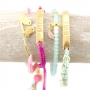 Trendy ketting met halfedelsteen hanger en heel veel macram&eacute; armbandjes! 