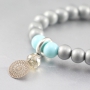 Deze armbandjes en oorbellen in zachte kleuren van ronde glaskralen zijn echt super cute!