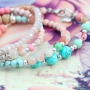 Kleurrijke sieraden met fijne details en turquoise natuursteen kralen