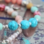Kleurrijke sieraden met fijne details en turquoise natuursteen kralen