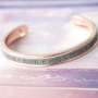 Deze hippe armbanden kunt u helemaal personaliseren door zelf te kiezen welk 5 of 10 mm plat leer of koord u gebruikt!