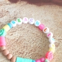 Maak vrolijke armbandjes met gekleurde letterkalen