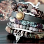 Leuke arm-candy gemaakt van gestikt koord in bohemian style. 