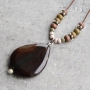 Deze leuke sieraden zijn gemaakt met onze winterse houten kralen voor een nieuwe look!