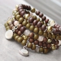 Deze leuke sieraden zijn gemaakt met onze winterse houten kralen voor een nieuwe look!