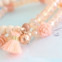 Deze zomerse look is gemaakt met de leukste kraaltjes in schitterende &ldquo;peach&rdquo; & &ldquo;coral tinten&rdquo;. Love it!