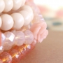 Deze zomerse look is gemaakt met de leukste kraaltjes in schitterende &ldquo;peach&rdquo; & &ldquo;coral tinten&rdquo;. Love it!