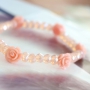 Deze zomerse look is gemaakt met de leukste kraaltjes in schitterende &ldquo;peach&rdquo; & &ldquo;coral tinten&rdquo;. Love it!