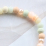 Met onze houten kralen in frisse kleuren maak je deze leuke sieraden met schitterende details. 