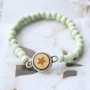 Met onze houten kralen in frisse kleuren maak je deze leuke sieraden met schitterende details. 