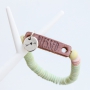 Deze armbandjes in vrolijke kleurtjes maak je zelf met disc kralen van Grieks keramiek DQ, hoe geef jij je eigen draai aan het design?