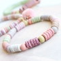 Deze armbandjes in vrolijke kleurtjes maak je zelf met disc kralen van Grieks keramiek DQ, hoe geef jij je eigen draai aan het design?