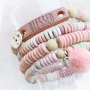 Deze armbandjes in vrolijke kleurtjes maak je zelf met disc kralen van Grieks keramiek DQ, hoe geef jij je eigen draai aan het design?