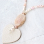 Op en top vrouwelijk zijn deze armbandjes en ketting met zoetwaterparels 