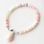 Op en top vrouwelijk zijn deze armbandjes en ketting met zoetwaterparels 