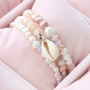 Op en top vrouwelijk zijn deze armbandjes en ketting met zoetwaterparels 