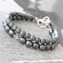 Wauw, deze modern-minimalistische sieraden met hematite kralen zien er top uit, maak jij een setje voor hem of voor haar?