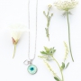 Cabochons met gedroogde bloemetjes maken je sieraden helemaal vrolijk en jou dus ook! 