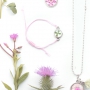 Cabochons met gedroogde bloemetjes maken je sieraden helemaal vrolijk en jou dus ook! 