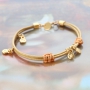 Deze leuke armbandjes maak je met de mooiste rijgmaterialen en onze fantastische nieuwe items van DQ metaal met o.a. de mooiste mini bedeltjes