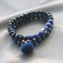 Stijlvolle inspiratie sieraden van Acryl kralen en diverse rijgmaterialen, samengesteld in donkere tinten zoals blauw en antraciet!