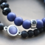 Stijlvolle inspiratie sieraden van Acryl kralen en diverse rijgmaterialen, samengesteld in donkere tinten zoals blauw en antraciet!
