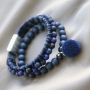 Stijlvolle inspiratie sieraden van Acryl kralen en diverse rijgmaterialen, samengesteld in donkere tinten zoals blauw en antraciet!