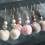 Cre&euml;er een &lsquo;Wauw! &lsquo;effect met deze oorbelletjes van sprankelende facet kralen en zachte pompom bedeltjes met gouden onderdelen van DQ metaal